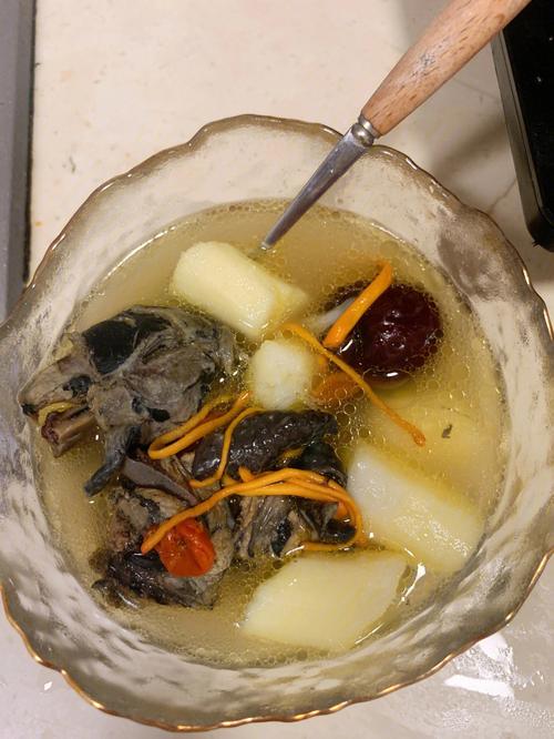 乌鸡炖汤-乌鸡炖汤加什么食材