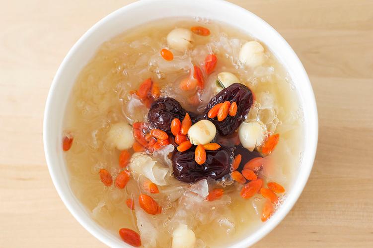 冰糖银耳莲子羹-冰糖银耳莲子羹功效与作用