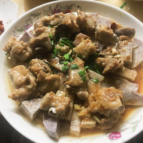 蒸芋头的做法-广东茶点排骨蒸芋头的做法