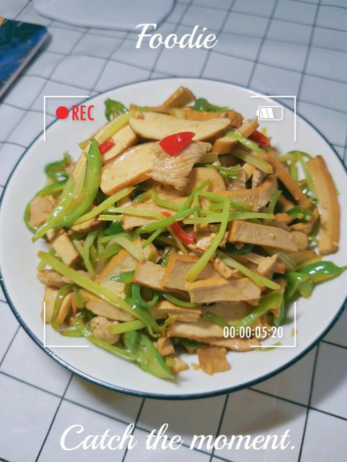 芹菜香干炒肉-芹菜香干炒肉的做法