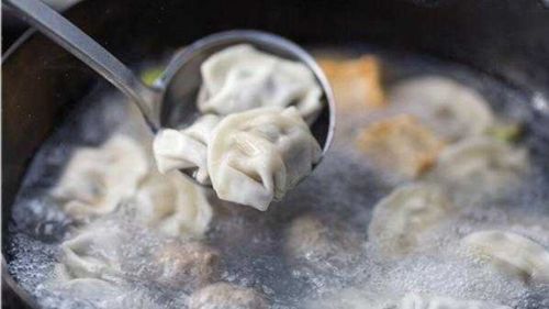 怎么煮饺子-怎么煮饺子不粘锅不破皮