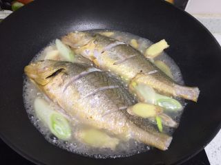 家常炖黄花鱼-家常炖黄花鱼视频