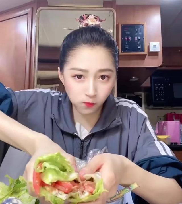 关晓彤公开蔬菜三明治教程-自制一款关晓彤蔬菜三明治