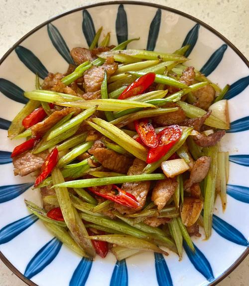 芹菜-芹菜炒肉怎么炒好吃又简单