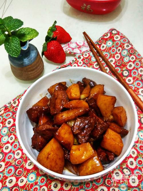 土豆烧肉-土豆烧红烧肉家常做法